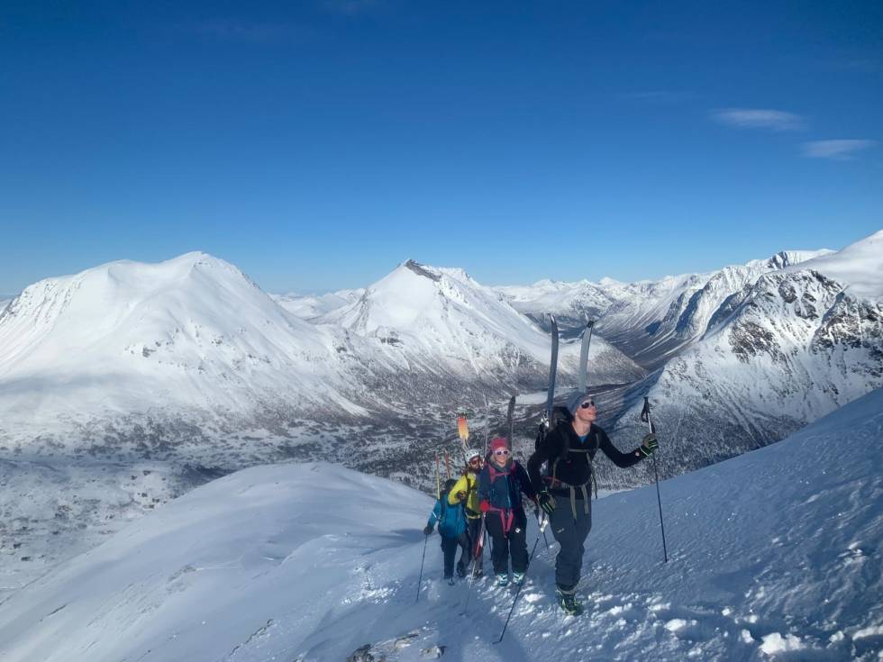 Mot Taskedalshornet. Fra Taskedalskollen bratner ryggen til og det kan være hensiktsmessig å sette skiene på sekken. Foto: Halvor Hagen TASKEDALSKOLLEN-TASKEDALSHORNET-Toppturer-i-Romsdalen-2