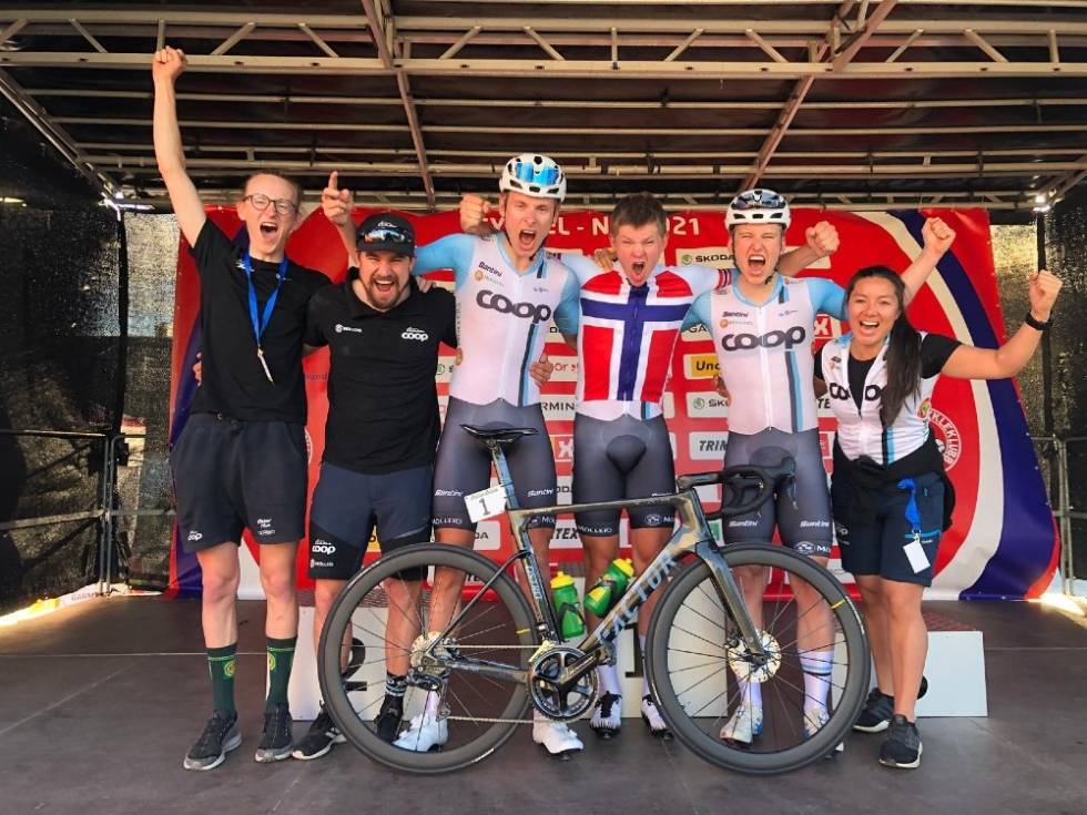 GLAD GJENG: Stor jubel i Team Coop etter at de sikret u23-tittelen i Vennesla. Foto: Team Coop team-coop-tord-gudmestad-nm-u23