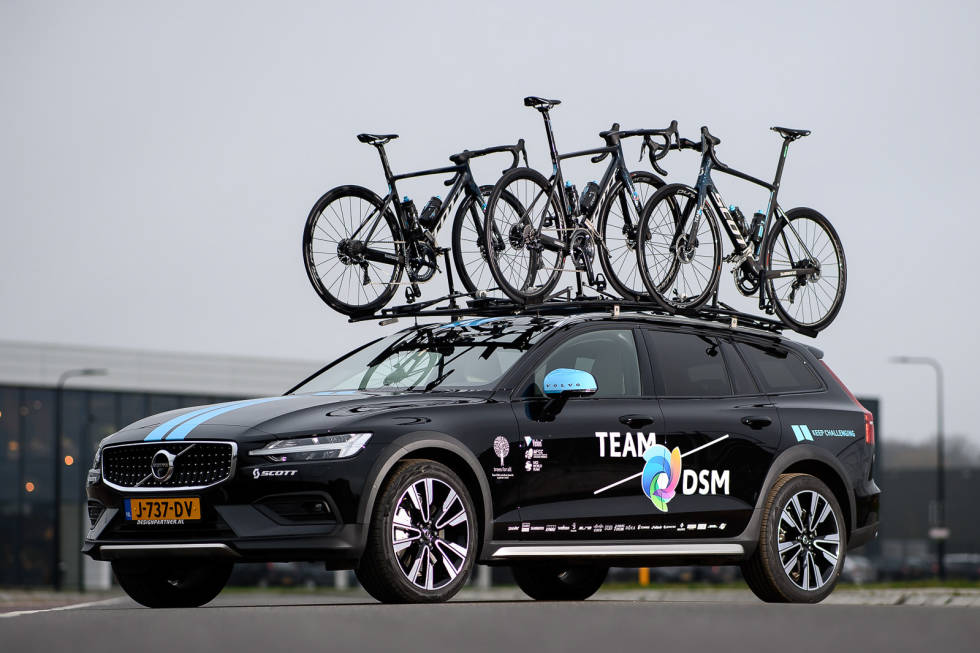 NY BIL: Team Sunweb bytter til Volvo følgebil denne sesongen. Team-DSM-Bil