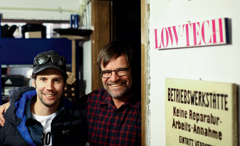 VENNSKAP: Hoji og Fritz Barthel ved døra til selve verkstedet. Techbindinger-hojilightroom-7