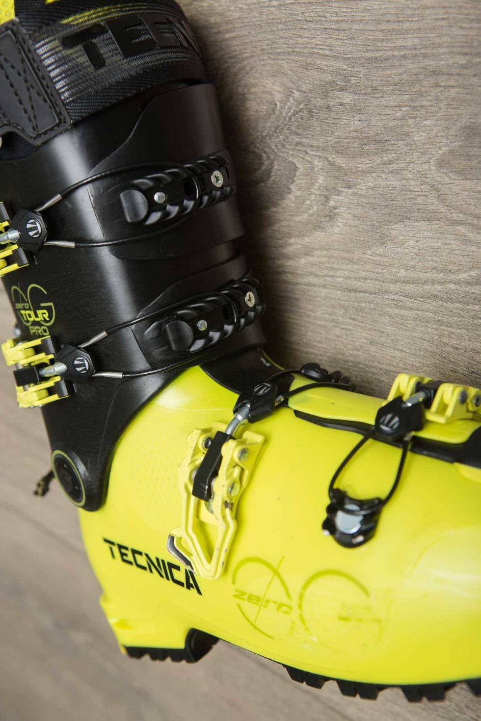 WIRE: De tynne wirene på spennene er litt knotete å håndtere med hansker. Bilde: Tore Meirik Tecnica-Zero-G-Tour-Pro-2