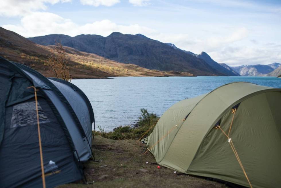Utsikten man våkner til er stadig et av de store høydepunktene ved å overnatte ute. Telt utemagasinet vann