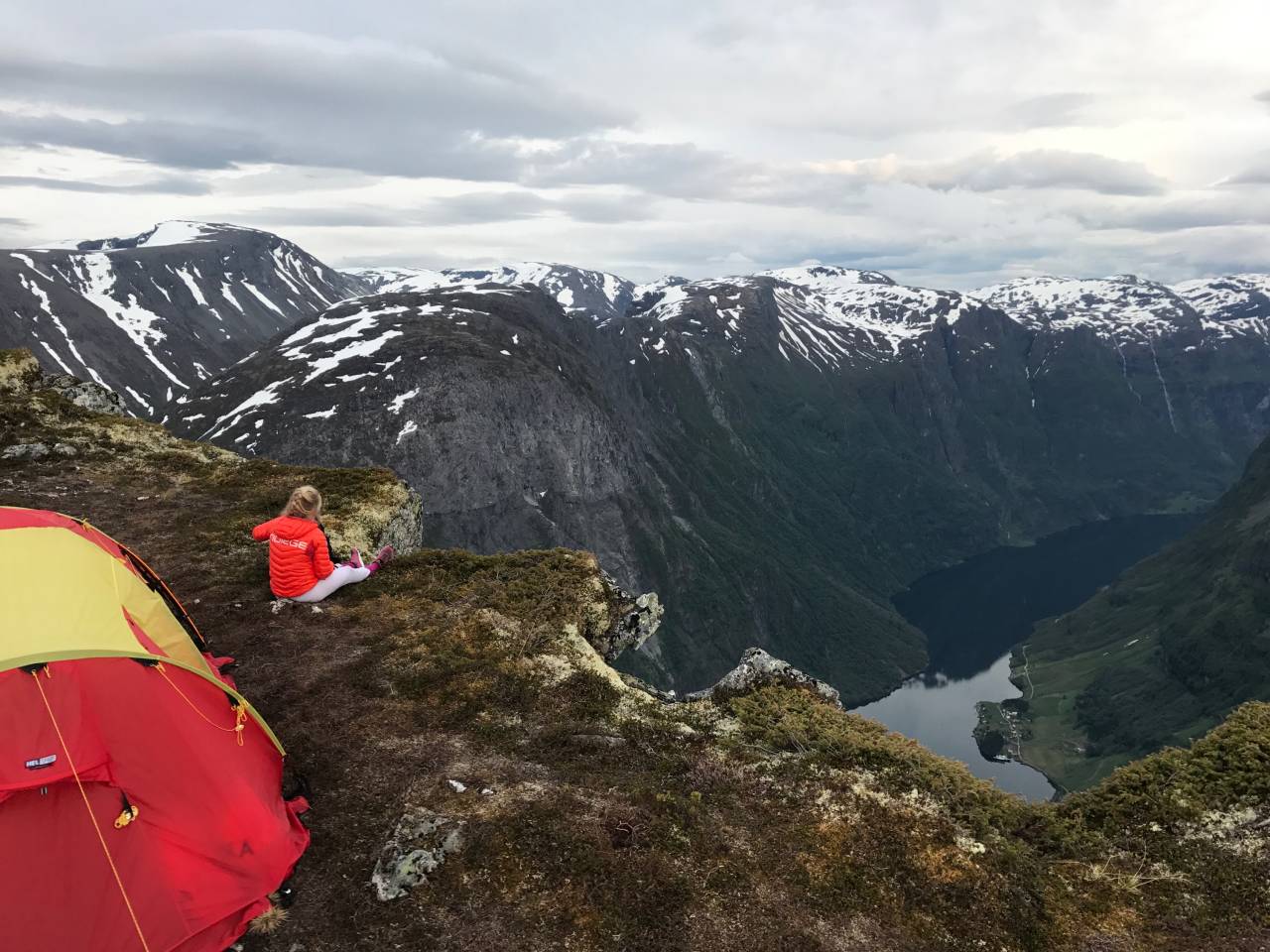 TUR: Overnatting på Breiskrednosi over Nærøyfjorden. Forandring fryder! Foto: Mikkel Frodahl TELTTUR NÆRØYFJORDEN