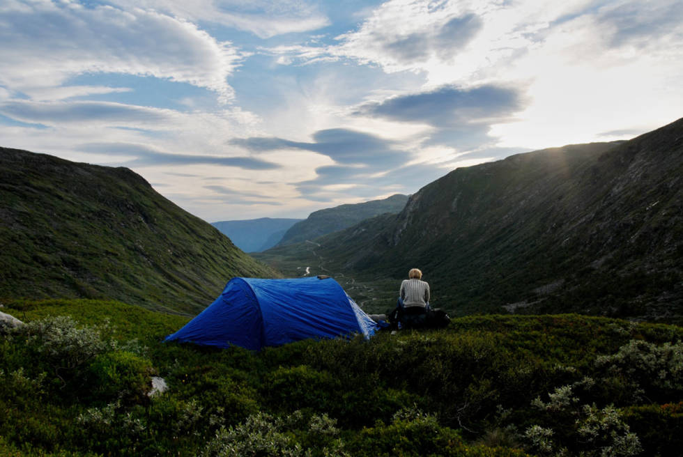 Teltet er naturligvis midtpunkt i boka, men forfatteren fremhever hvor mange fine netter han har hatt under tarp. Foto fra boka. telt sove ute marius nergård pettersen