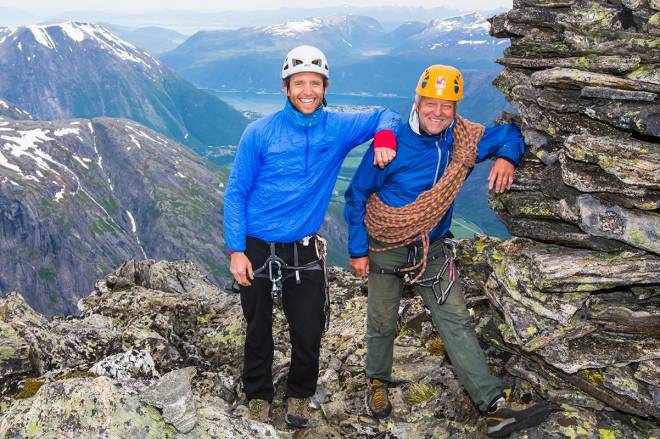 PÅ ROMSDALSHORN: Terje Aamodt (til venstre) og Iver Gjelstenli på toppen av Romsdalshorn. Iver Gjelstenli Romadalshorn