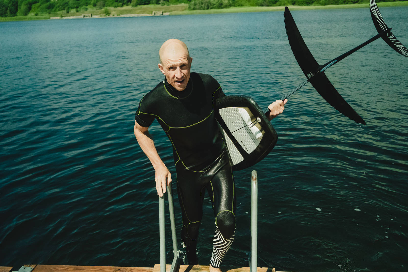 PUMP-FITTING: Terje innrømmer at kroppen får kjørt seg etter en runde med prone foil - eller pump-fitting - som han selv kaller det. Bilde: Christian Nerdrum Terje Håkonsen prone foil surfing i Indre Oslofjord. Bilde: Christian Nerdrum
