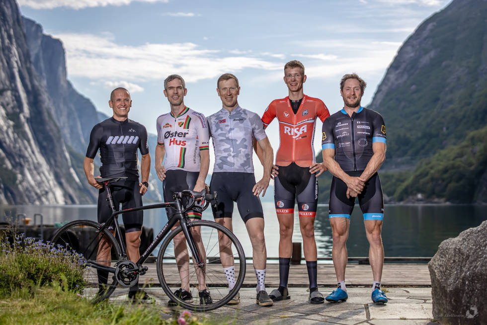 DRØMMELAG: Terje Selle Rundberg med hjelperytterne Per Arvid Gimre, Olav Tu Husveg, Andreas Gundersen og Ørjan Frøiland. Foto: Rune Helliesen Terje Selle Rundberg med hjelperytterne Per Arvid Gimre, Olav Tu Husveg, Andreas Gundersen og Ørjan Frøiland. Foto: Rune Helliesen