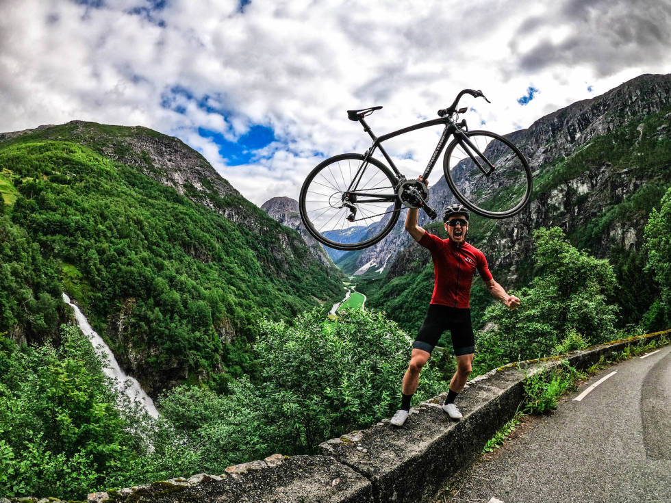 TILFREDS: Terje Selle Rundberg etter at KOM'en opp Stalheimskleivene var et faktum. Foto: Liv Underhaug/Switchback Norway Terje Selle Rundberg Stalheimskleivene KOM