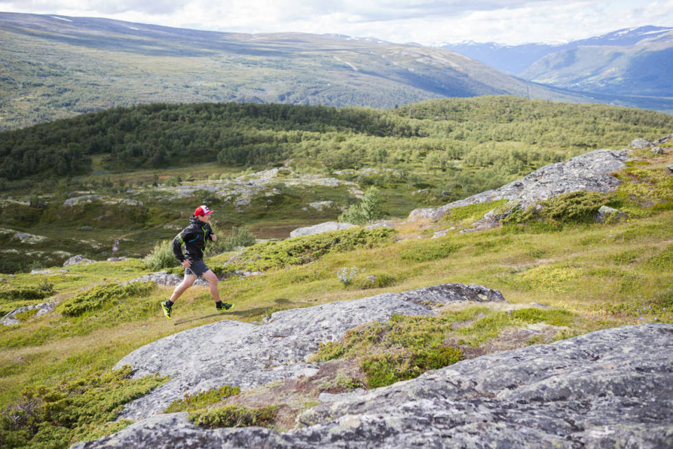 MORSOMT: Flytter du løpeturen vekk fra asfalten og ut i skauen eller på fjellet blir det straks morsommere. Foto: Erling Meirik Terrengløping løpesko