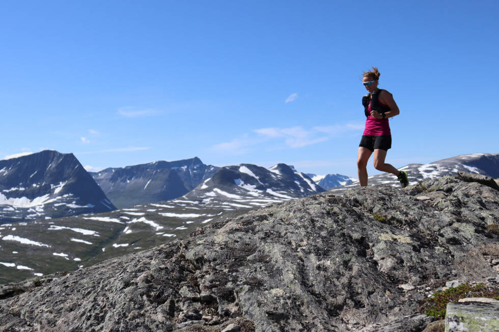 FINE OPPLEVELSER: Løping i terrenget og på fjellet gir god trim og flotte naturopplevelser. Siv-Elin Skogen koser seg med testing av løpesko i Oppdal. Foto: Tore Meirik test terrengløpesko