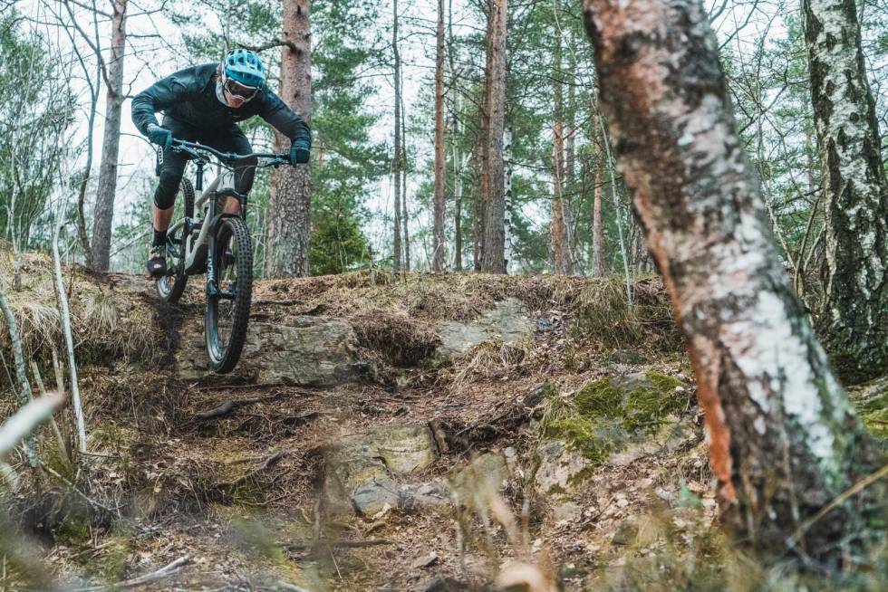MED SELVTILLIT: Simon Johansson henter ut en solid dose «dra-på-vilje» på Specialized Enduro Terrengsykkel-sykkeltest-Enduro-2020-2