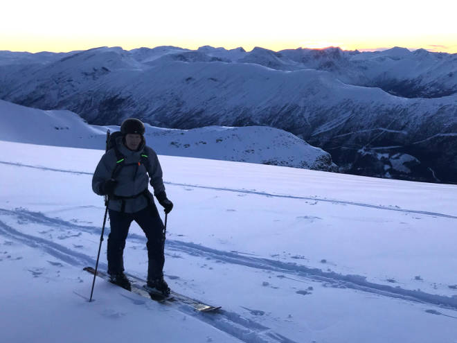 VINTERBRUK: Arc´teryx Beta LT er beregnet på helårsbruk, men vi syns den fungerer fint til toppturer midtvinters også. Her er jakketester Tore Meirik på vei ned fra Grøvelnebba i januar – med nettopp denne jakka. Foto: Siv-Elin Skogen test toppturjakke