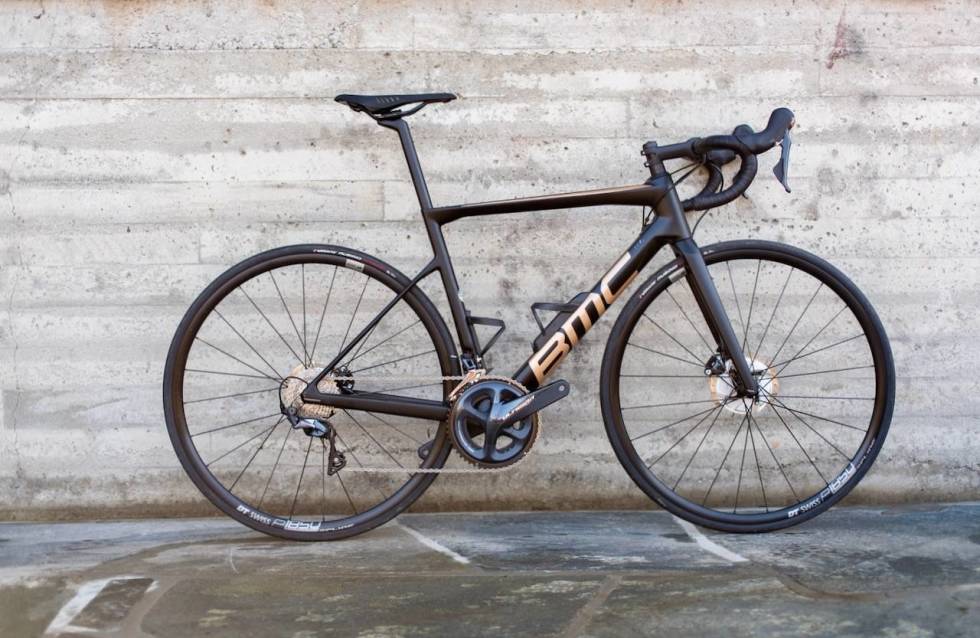 GYLLEN: BMC-sykkelen kommer med et lekkert gull-design og har mange fine detaljer. Foto: Henrik Alpers test-av-bmc-teammachine-slr-three-crop1280