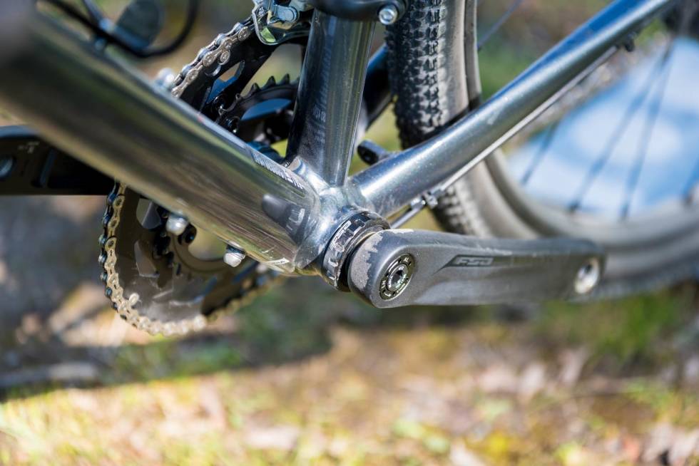 GJENGET KRANKLAGER: Cannondale fant opp BB30-standarden for innpressede kranklager. De er beryktet for å knirke. Topstone har velprøvd, gjenget kranklager. Test-av-Cannondale-Topstone-105-2