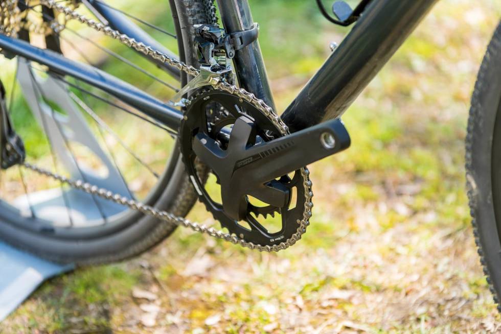 FINE FORMER: Cannondales velkjente logo pryder fronten. Styrerøret har fin fasong og vaierføringen er ryddig. Test-av-Cannondale-Topstone-105-3