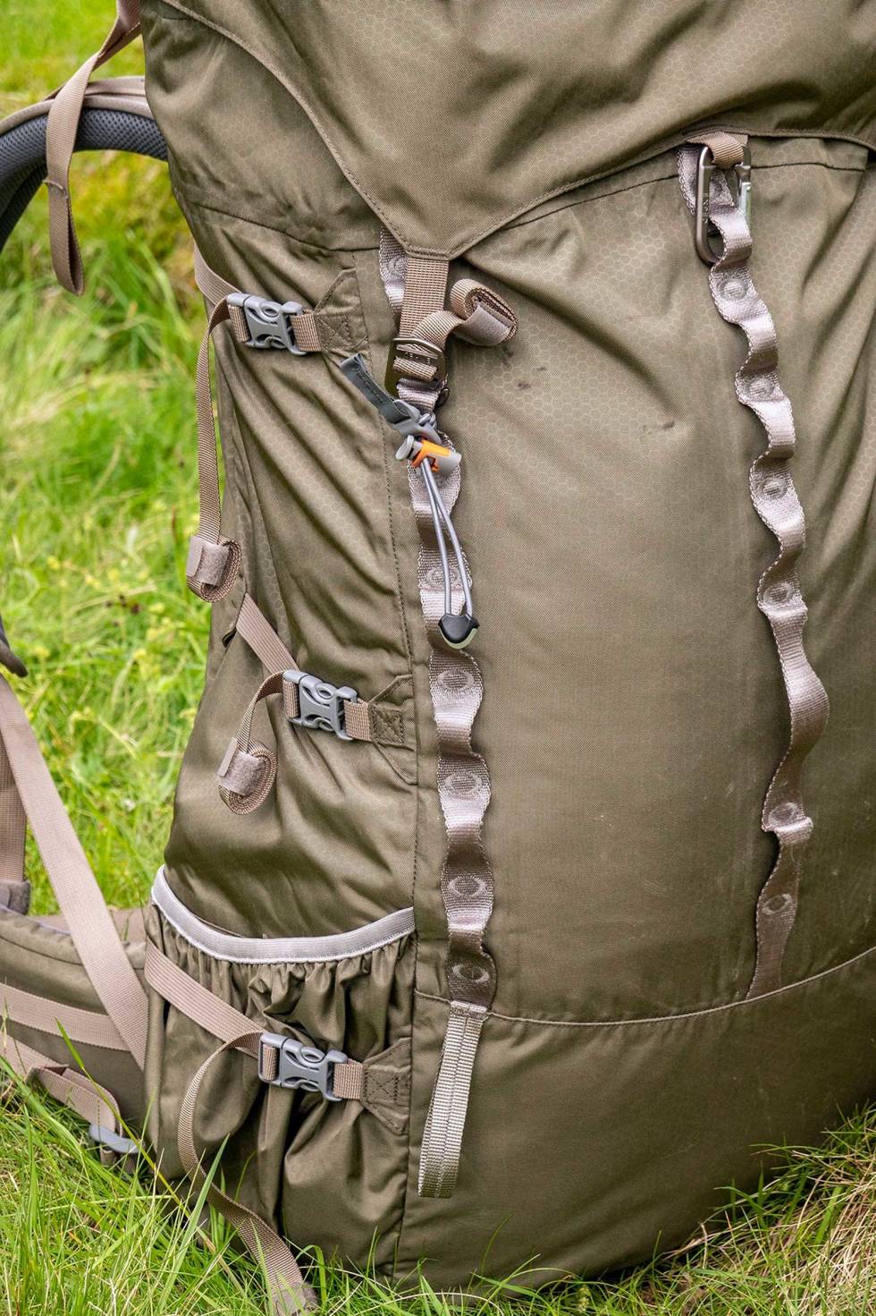 Bra feste: Det er flust av muligheter for feste av stash på Expedition. «G-krokene» som holder lokket på sida er jeg imidlertid ikke så begeistra for. Test-av-Exped-Expedition-sekk-2