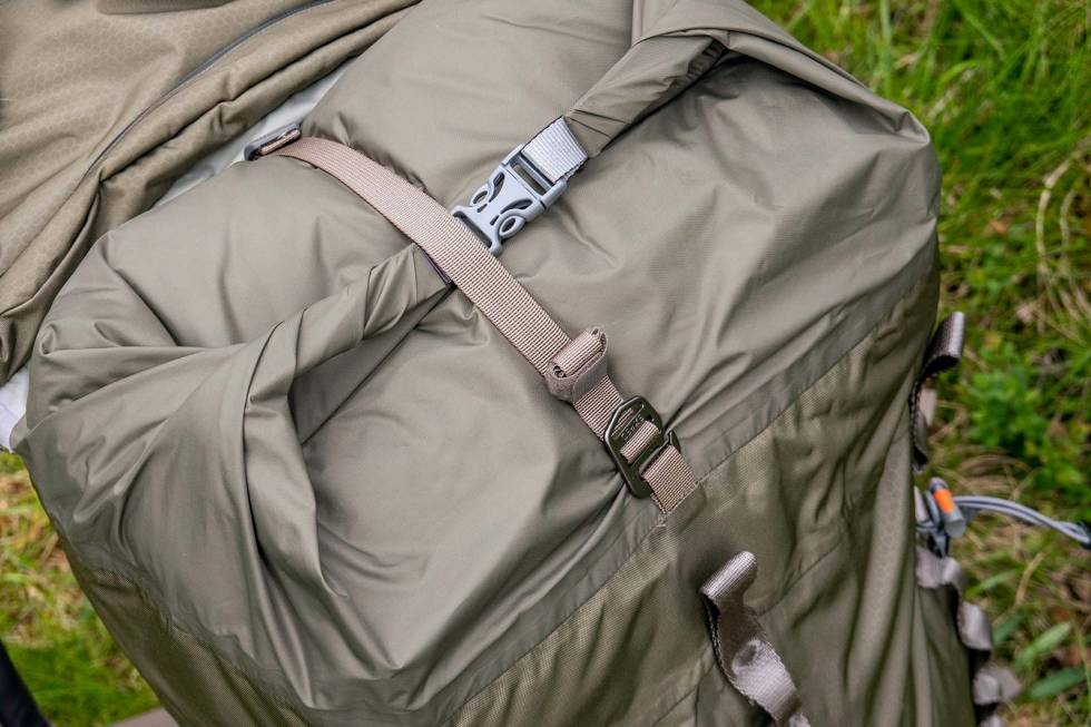 Holder tett: Rullelokket på toppen av sekken gjør at hovedrommet er dønn vanntett. Topplokket har vanntette glidelåser. Test-av-Exped-Expedition-sekk-3