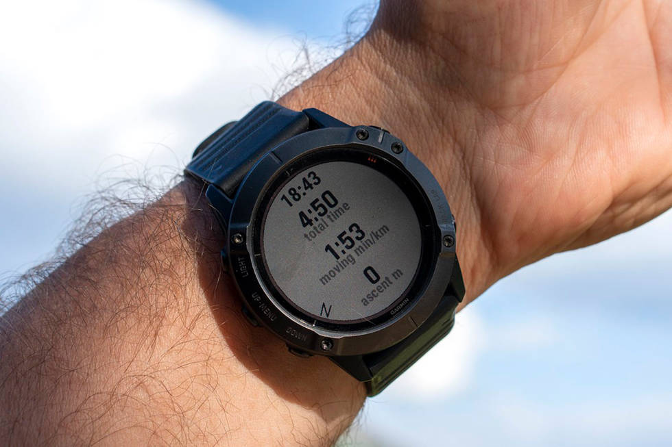 ULIKE DATASKIVER: 3.parts-appen Tracker Plus gjør at du kan velge flere visninger av hundepeileren med både kart, kompass og data. Test-av-Garmin-Fenix-6x-pro-solar-3