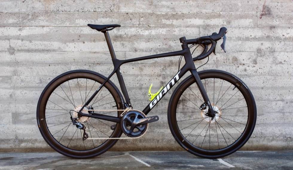 TESTVINNER: Utover litt uryddig (og lite aerodynamisk) kabelføring, gir Giant TCR Advanced Team mye sykkel for penga. Foto: Henrik Alpers test-av-giant-tcr-advanced-team-crop1280
