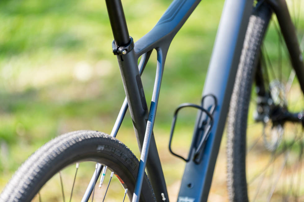 FRIKOBLET: Seterøret er frikoblet setestagene slik at setet kan flekse mye mer enn på andre rammer. Setestagene er laget av massiv glassfiber. Test-av-GT-Grade-Crb-Elite-2