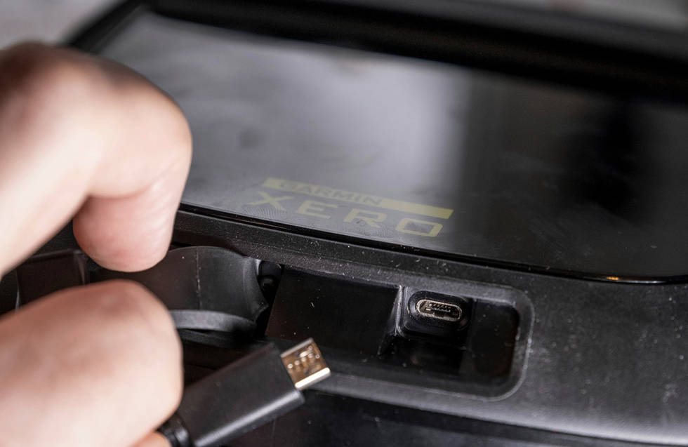 Sårbar: Dessverre er ladeporten micro USB. Dette er en spinkel løsning jeg gjerne skulle sett var mer solid, selv om det ikke var noe problem med den under testen. Test-av-hagleradar-Garmin-Xero-S1-11