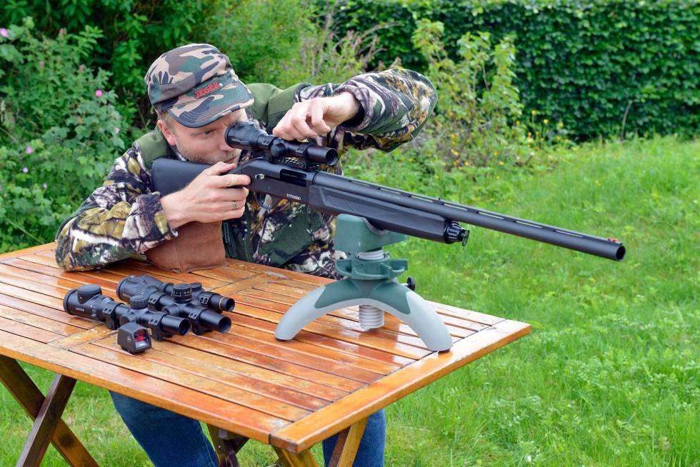 GROVJUSTERING: Som med rifleskyting må siktemidlene også skytes inn når de brukes på hagle. Grovsiktingen kan gjøres i hagen, så sparer man tid og skudd på skytebanen. Test-av-haglesikter-2