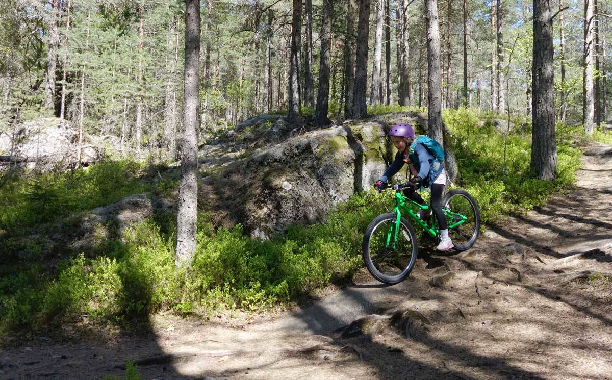 TERRENGTEST: Ikke alle 8-åringer sykler i terrenget, men teknisk vanskelig terreng avslører effektivt sykkelens egenskaper. Spesielt egenskaper i kritiske situasjoner, som kan oppstå overalt. Foto: Audun Holmøy Røhrt test av juniorsykler