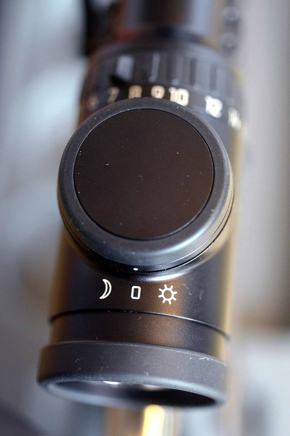 FUNKER MED HANSKER: Lysbryteren på Leica Magnus er stor og hanskevennlig og lyssystemet fungerer hundre prosent under alle lysforhold. Test-av-Leica-Magnus-kikkertsikte-2