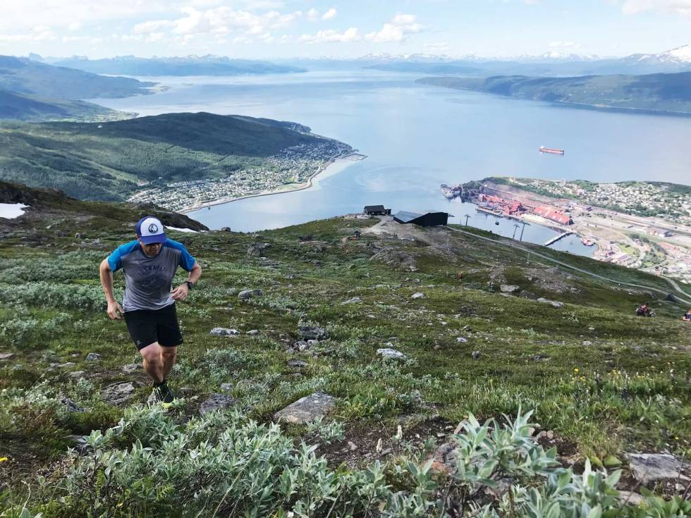 TESTET: Tore Meirik på vei opp mot Linken i Narvik med Scott Supertrac Ultra RC. Bilde: Siv-Elin Skogen Test-av-løpesko-2