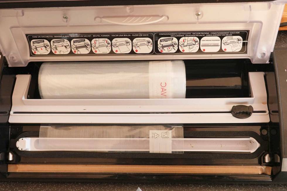 Rullholder: Det er plass til både rull og kniv inne i pakkeren. Test-av-Magic-Vac-Perfetta-4