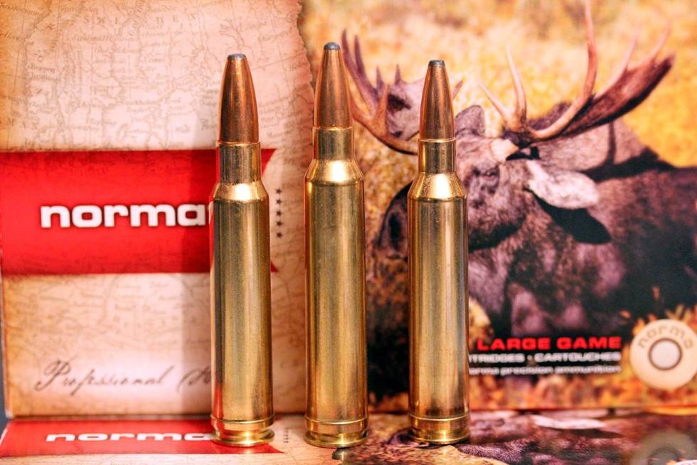 Tres amigos: Magnumene samlet på et brett. Fra venstre .338 Win. Mag, .300 Win. Mag. og 7 mm Rem. Mag. Test-av-magnumpatroner-3