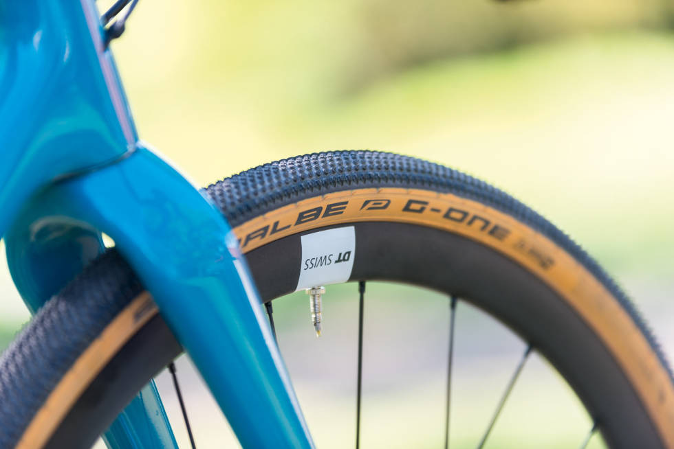 FAVORITT: Schwalbe G-One All Round er lettrullende dekk som også griper på grusen. I 40 millimeters dimensjon gir de også god komfort. Test-av-Nakumara-Pursuit-x-60-3