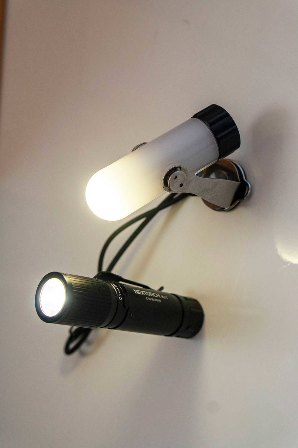 MAGNET: Begge lyktene har magnetplater i bunnen, slik at de kan festes på kjøleskapet, sikringsboksen eller bilpanseret. Test-av-Nextorch-K21-og-UL360-2