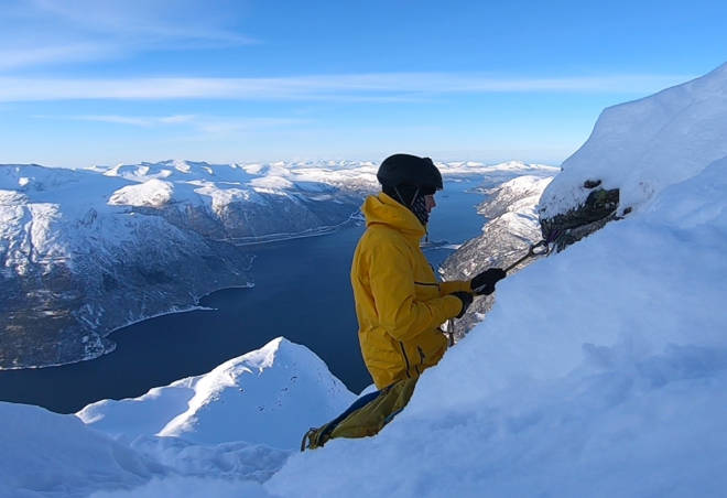 HOLDER SNØEN UTE: En av mange fordeler med en litt lang anorakk er at den holder snøen effektivt ute når du bakser i snøen – for eksempel som her, i forbindelse med bygging av rappellfeste. Norrøna Lofoten anorak test topptur frikjøring