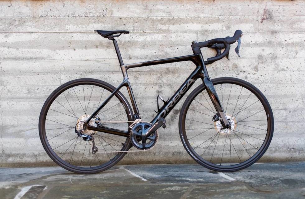 RYDDIG: Strøkent utseende og moderne rammefasong. Farge kan du også velge selv. Svart er et sikkert valg. Foto: Henrik Alpers test-av-orbea-orca-m20-team-crop1280