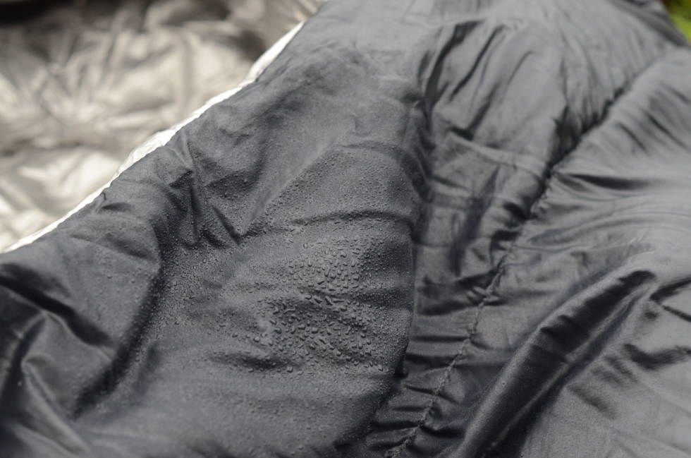 DUGG: Soveposen ødelegges ikke om den blir utsatt for regn eller fukt, men egner seg best for tørre forhold. test av rab mythic ultra sovepose
