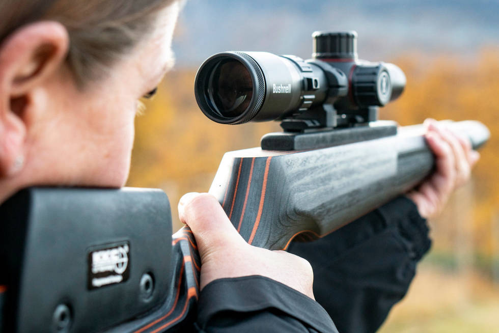 Tilpass stokken: Disse kikkertene kan brukes til raske skudd. Da er det viktig at riflestokken passer, særlig i høyden. Vi fikk lånt KKC-stokker for gi like testvilkår. Test-av-rimelige-drivjaktsikter-2