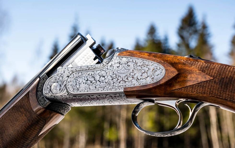 SE LYSET:Den slanke låskassen av type bokslås har vakkert graverte sideplater der siste finish i graveringen er gjort på gamlemåten for hånd. Test-av-Rizzini-Artemis-5