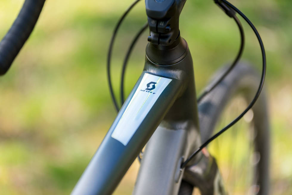 BLENDING: Speilmerket på overrøret sender sterkt sollys rett opp i øynene mens vi sykler. Det sjenerer i godværet. Test-av-Scott-Speedster-Disc-2