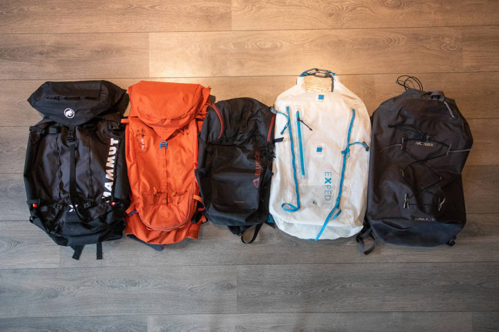SEKKER FOR FJELLKLATRING: Vi har testet fem sekker for klatring i fjellet. Fra venstre: Mammut Trion Nordwand 38, Ortovox Trad 35, Blue Ice Squirrel 22, Exped Whiteout 45 og Arc´teryx Alpha FL 40. Foto: Tore Meirik test sek fjellklatring