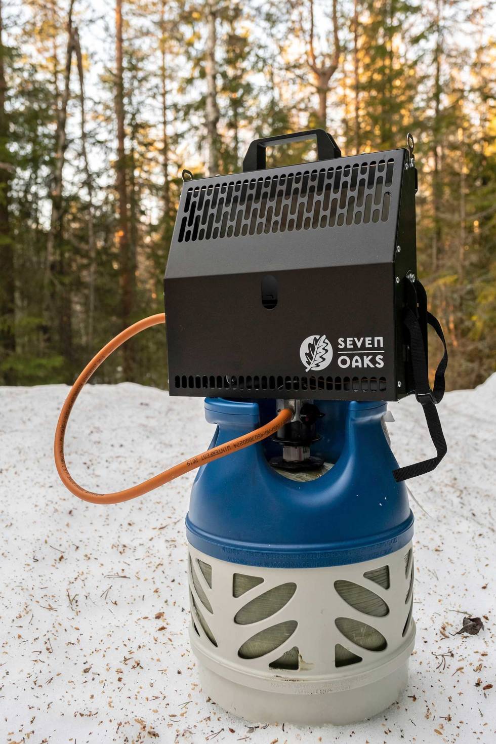 Best uten boks: Gassovnen fra Seven Oaks anbefales brukt med 5 eller 11 kilos gassflaske (her 5 kg komposittflaske), heller enn småbokser. Test-av-Seven-oaks-varmeovn-2