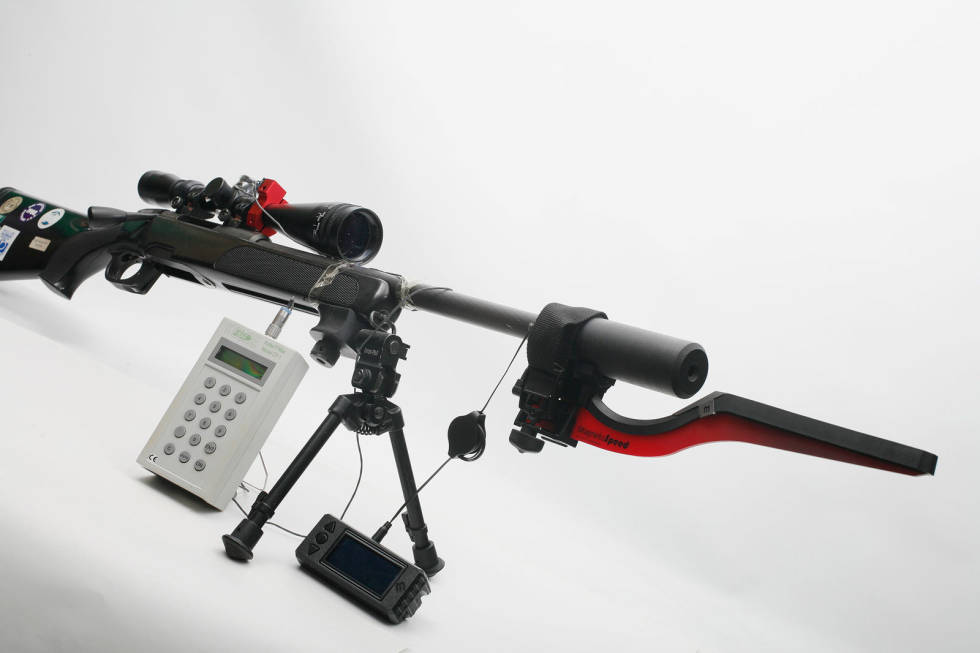 Hjelpemidler: Det blir straks enklere å gjøre en grundig test hvis du tilfeldigvis har noen egnede instrumenter til disposisjon. Her har jeg brukt en trykkmåler og en hastighetsmåler. Test-av-Sonic-Ballistic-Hunt-2