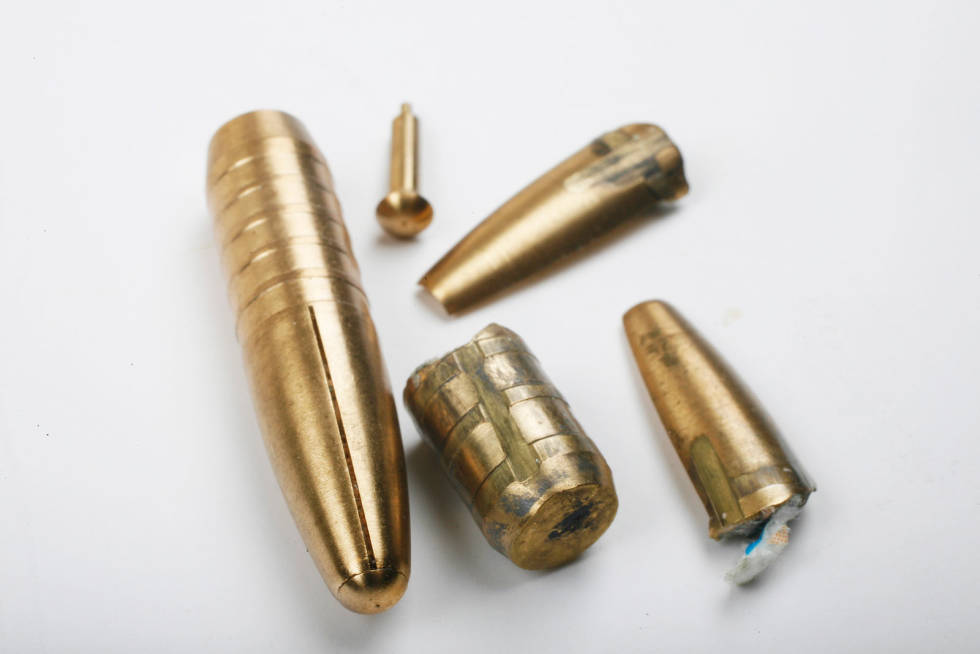 Blanke messingen: Her ser du kreasjonen. Legg merke til frontstiften som sitter i kulenesa der den har som oppgave å starte splittingen av kula, som altså er i homogen messing. Test-av-Sonic-Ballistic-Hunt-3