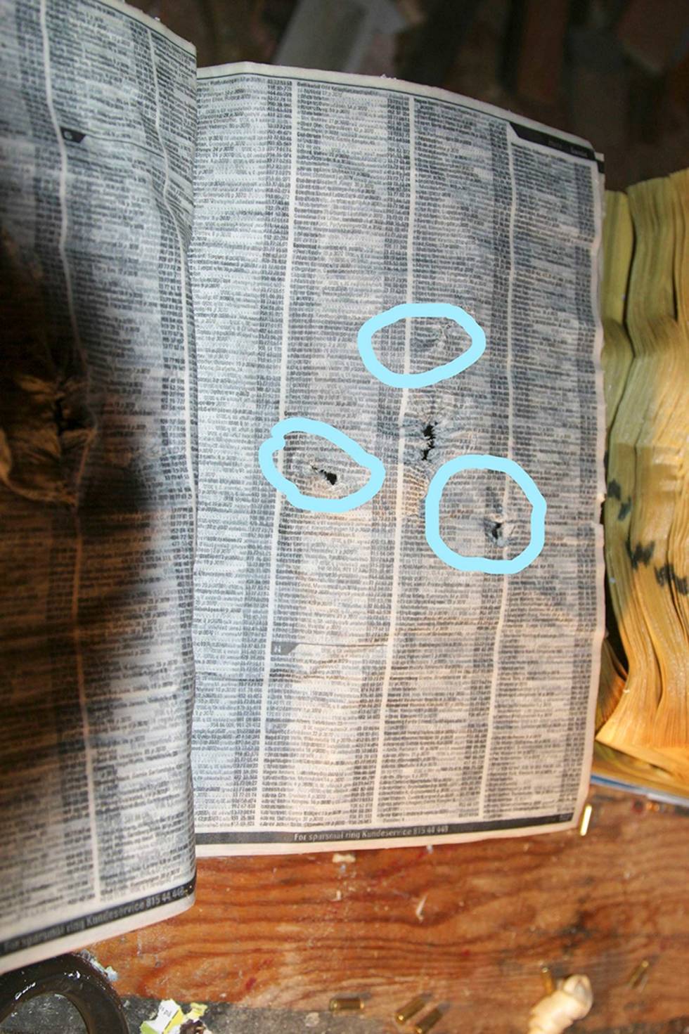 Fire sårkanaler: Våte telefonkataloger et godt testmedium. Her vises hva som skjer når abonnentene blir truffet av en Sonic Ballistic Hunt. Typisk blir de tre løsrevne vingene sittende i front av hver sin sårkanal, mens hoveddelen pløyer gjennom midten. Test-av-Sonic-Ballistic-Hunt-4