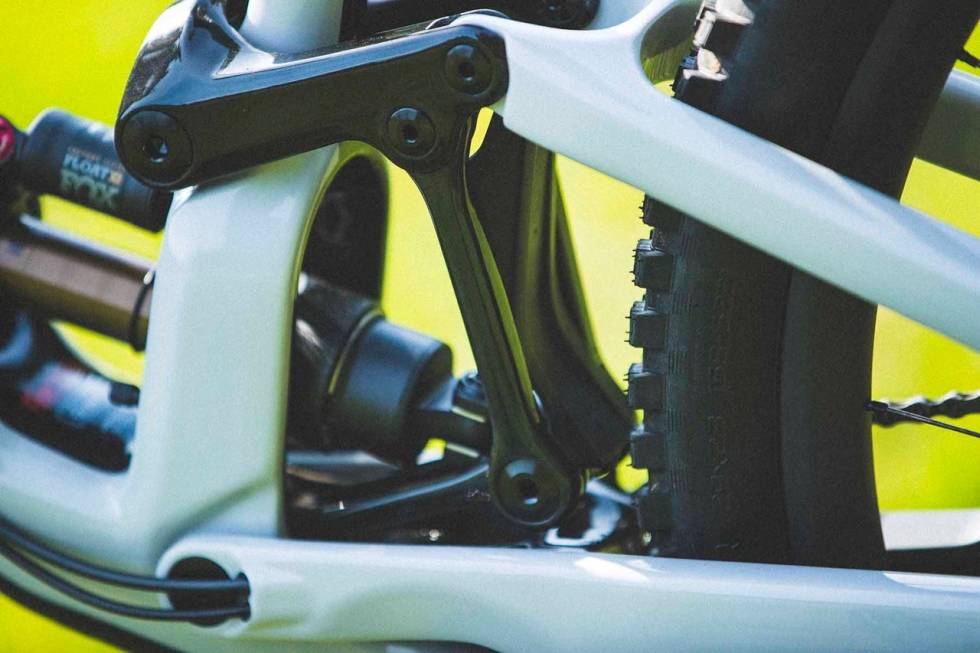 ENDRING: Specialized har flyttet demperen ned til nederst på armen mellom kjede- og setestag. Optisk kan det minne om opphenget til Santa Cruz, men funksjonen er ganske forskjellig.
