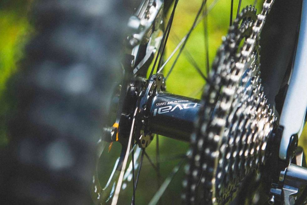 EGNE HJUL: Specialized Roval-hjul med DT-boss med 54 inngrepspunkter. XTR-kassetten spenner fra 10 til 51 tenner.