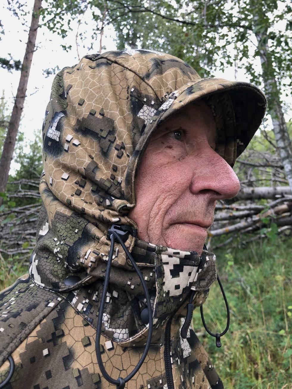 Godt tilpasset: Hetta sitter godt rundt ansiktet og gjør at regnet ikke sildrer inn. Det begrenser også myggens atkomst. Test-av-Swedteam-alpha-pro-jaktdress-4