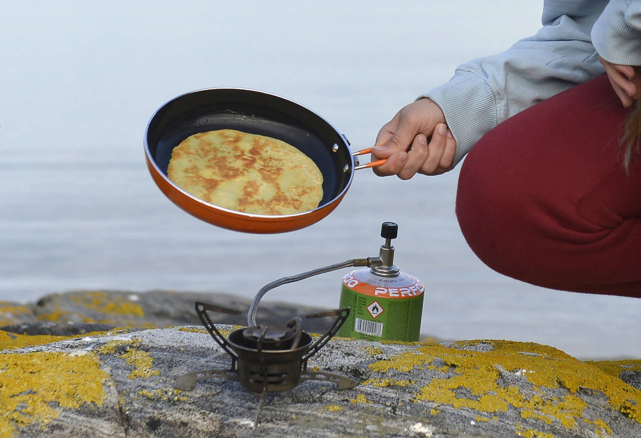 SLIPPER FINT: Fra testen av turstekepanner. Jetboils Summit Skillet har keramisk belegg. Foto: Egill Danielsen test av turstekepanner-for-pannekaker