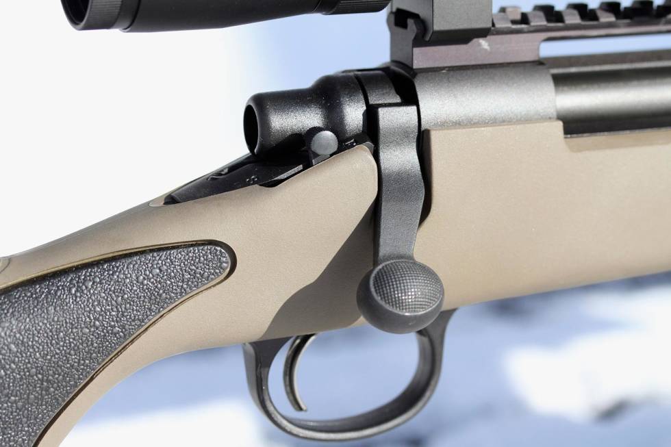 2-posisjons: Det utgjør en viss sikkerhetsrisiko med mange 2-posisjonssikringer at du ikke kan lade/ ta ut patron sikret. Dette kan du imidlertid med Remington 700. Test-av-våpenpakker-2