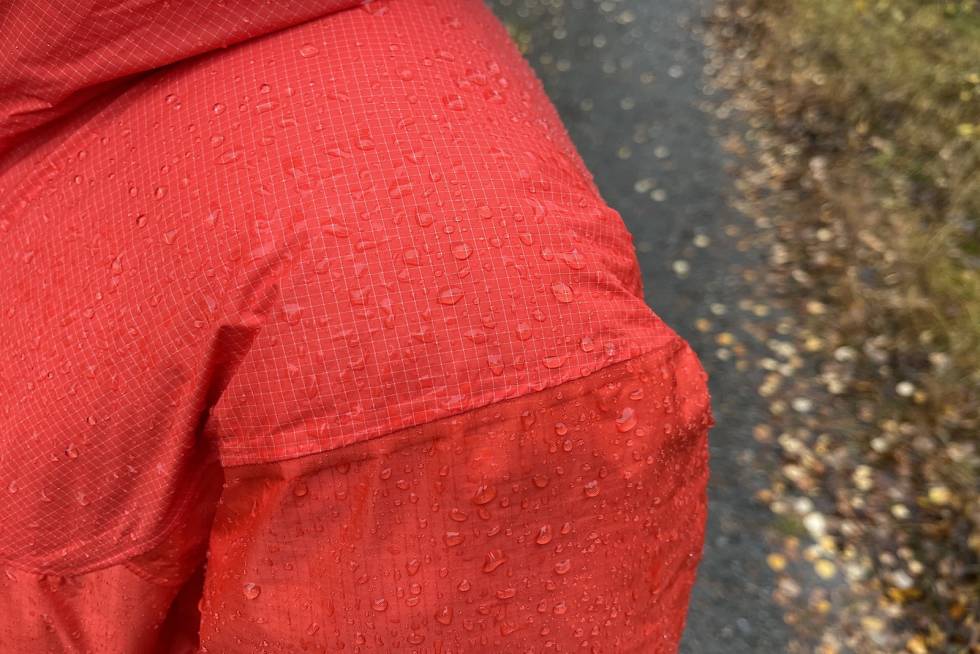 Test: Slik ser det ut når dunisen er vanntett – eller iallfall vannavvisende. Her er det Arc'Teryx Alpha Parka som må takle en skur i Jotunheimen. Det tålte den godt. Foto: Dag Hagen test av regntette varme jakker
